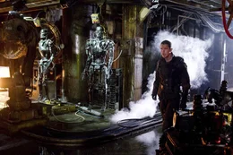 Auf der gefahrvollen Suche nach seinem Vater in spe wagt sich John Connor (Christian Bale) direkt hinein ins Herz der feindlichen Organisation ...