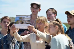 Kaum auf Malle angekommen, l&auml;uft f&uuml;r Antonia (Valerie Niehaus, 4.v.r.) und ihre Sch&uuml;ler (Maximilian Diehle, 3.v.l., Marvin Linke, l., Zsa Zsa Inci B&uuml;rkle, 2.v.r.) alles schief: Die angebliche Finca ist eine Bauruine und weit und breit kein Transportmittel in Sicht, w&auml;hrend die Sonne herunterbrennt. Gl&uuml;cklicherweise lebt Stellas (Nicole Mercedes M&uuml;ller, 2.v.l.) Vater Gregor auf der Insel ...