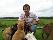 Willi Weitzel in der Hundeschule "Hotdogs". Dort lässt er sich erklären, warum Spielen für Welpen so wichtig ist.