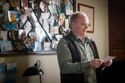Simone Duke (Jason Watkins) erinnert sich an Tom.