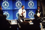 Fieberhaft sucht FBI-Agent Anthony 'Hub' Hubbard (Denzel Washington, M.) nach den Terroristen, durch die sich die Regierung beginnt selber zu schaden ...