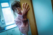 Auch Jane (Rebecca Humphries) ist infiziert, nachdem sie im Wald von einem Zombie angegriffen wurde.