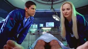 Calleigh (Emily Procter) und Eric (Adam Rodriguez) bergen einen toten jungen Mann aus einem Hotelpool. Doch seine Lungen weisen kein Wasser auf. Wurde er ermordet?
