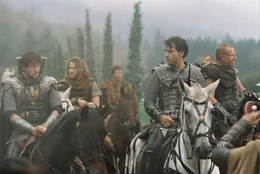 Vorne, l-r: Lancelot (Ioan Gruffudd) und Arthur (Clive Owen)