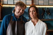 Der Schuster Carlos Mendes (Daniel Scholz) und seine Frau Edinea (Caroline Ebner).