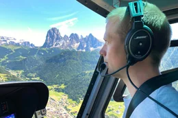 Die Dolomiten aus der Vogelperspektive: Helikopterpilot Seppl Mussner im Cockpit.