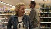 Schwester Beate (Caroline Scholze, l.) trifft im Supermarkt auf David (Benjamin Piwko, r.).