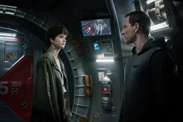 Daniels (Katherine Waterston, l.); Walter (Michael Fassbender, r.)