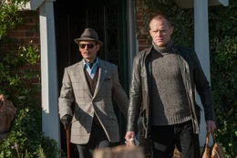 Lord Mortdecai (Johnny Depp, l.) und sein Diener Jock (Paul Bettany, r.) sind immer wieder in dubiose Gesch&auml;fte verwickelt, doch als Steuerschulden sie zu einem ganz besonderen Auftrag zwingen, geraten sie in wirkliche Schwierigkeiten ...