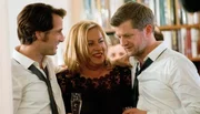 Bei Thomas&lsquo; (David Rott, li.) Hochzeit sind Ulis Kinder wieder ein Herz und eine Seele. Bettina (Petra Kleinert) scherzt mit Christian (Andreas Guenther)