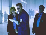 Ein Mörder treibt mit Grissom (William Petersen), Catherine (Marg Helgenberger) und Brass (Paul Guilfoyle, r.) ein Katz- und Mausspiel.