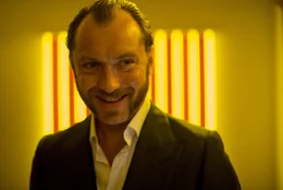 Der Kleingauner Dom Hemingway (Jude Law) ist frisch aus dem Knast herausgekommen und hat nur einen Plan: das Geld aus seinem bis dahin letzten Coup zur&uuml;ckzufordern ...