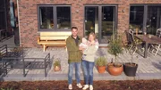 Eine große Rasenfläche, ein Zaun, eine Terrasse - so langweilig präsentiert sich die Außenanlage bei Familie Willemsen in Korschenbroich. Nun soll sich der Garten in ein insektenfreundliches, buntes Blütenmeer verwandeln. Zu diesem Duell bittet Eva Brenner die Gartenprofis Frank Egger und Marius Surmann. Wer sorgt hier für eine Farbexplosion? Eine große Rasenfläche, ein Zaun, eine Terrasse - so langweilig präsentiert sich die Außenanlage bei Familie Willemsen in Korschenbroich. Nun soll sich der Garten in ein insektenfreundliches, buntes Blütenmeer verwandeln. Zu diesem Duell bittet Eva Brenner die Gartenprofis Frank Egger und Marius Surmann. Wer sorgt hier für eine Farbexplosion?
