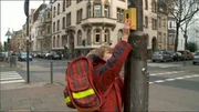Ein Junge zeigt, wie man sicher die Straße überquert. Ein Junge zeigt, wie man sicher die Straße überquert.