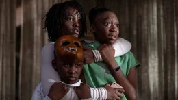Adelaide Wilson (Lupita Nyong'o, hinten l.); Zora Wilson (Shahadi Wright Joseph, hinten r.); Jason Wilson (Evan Alex, vorne)