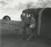 Um möglichst viele Termine zu schaffen, nutzt Hitler im Wahlkampf ein damals noch junges Fortbewegungsmittel: das Flugzeug.