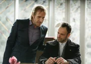Gespr&auml;che &uuml;ber alte Zeiten: Sherlock (Jonny Lee Miller, r.) und sein Bruder Mycroft (Rhys Ifans, l.) ...