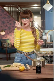 Mary probiert während dem Kochen.