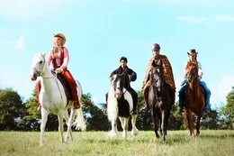 Bibi (Lina Larissa Strahl, l.), Tarik (Emilio Moutaoukkil, 2.v.l.), Alex (Louis Held, 2.v.r.) und Tina (Lisa-Marie Koroll, r.) reiten ins Blaue hinein.