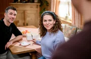 Fanny (Johanna Graen, M.) ist überwältigt, als sie mit Yannik (Jo Weil, l.) zum ersten Mal ein Dessert von Kilian kostet.
