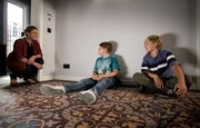 Dr. Ina Schulte (Isabell Gerschke) und Dr. Philipp Brentano (Thomas Koch) haben gerade erfahren, dass Sarah Marquardt und Philipps Frau Arzu mit einer Hochschwangeren im Fahrstuhl stecken geblieben sind.