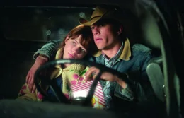 Ennis (Heath Ledger, r.) heiratet die temperamentvolle Alma (Michelle Williams, l.) und gr&uuml;ndet eine Familie - und kommt doch nicht von Jack los. &Uuml;ber viele Jahre hinweg kann er seinen Gef&uuml;hlen nur heimlich freien Lauf lassen - weit drau&szlig;en in den Bergen ...