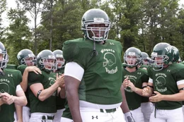 Nach und nach wird Michael (Quinton Aaron) Teil eines College Football Programms, welches das Ziel hat, ihn zu einem erfolgreichen NFL-Profi zu machen ...