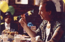 Tony (Danny Aiello)  Die Verwendung des sendungsbezogenen Materials ist nur mit dem Hinweis und Verlinkung auf RTL+ gestattet.; Ralf und Bianca lernen sich bei einem Cocktail besser kennen.  Die Verwendung des sendungsbezogenen Materials ist nur mit dem Hinweis und Verlinkung auf RTL+ gestattet.