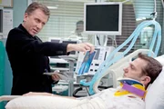 Der Polizist Nick (Karl Makinen, r.) wurde angeschossen und hat dabei seine Stimme verloren. Um den Täter zu identifizieren zeigt Dr. Cal Lightman (Tim Roth) ihm Fotos von Verdächtigen und beobachtet dabei die Reaktion seiner Pupillen.