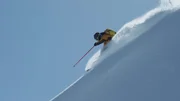 Eine Person fährt Ski Eine Person fährt Ski
