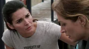 Maura Isles (Sasha Alexander, r.) kennt den Toten. Ihre Kollegin Jane Rizzoli (Angie Harmon) versucht sie zu trösten.