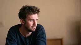Charlie (Dan Stevens) genie&szlig;t eine Auszeit am Wochenende, ehe viel Arbeit auf ihn wartet.