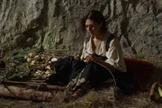 Bohdanka (Martha Issov&aacute;) bereitet das Essen im Fels zu, wo sie mit ihren Br&uuml;dern lebt.