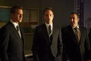 Mike (Patrick J. Adams, M.) versucht, Harvey (Gabriel Macht, l.) wieder für sich zu gewinnen – doch der bleibt kühl und abweisend. Zwischen den beiden steht mehr als nur verlorenes Vertrauen, doch vielleicht kann Louis (Rick Hoffman, r.) vermitteln.