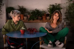 L - R: Milena Smit Ana und Pen&eacute;lope Cruz als Janis