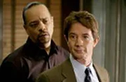 Eine Frau wird vergewaltigt und ermordert aufgefunden. Det. Tutuola (Ice-T) nimmt Sebastian Ballentine (Martin Short, r.) fest, da zunächst viele Beweise dafür sprechen, dass er der Täter ist. Doch haben die Ermittler den richtigen Verdächtigen?
