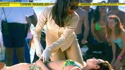 Alexx Woods (Khandi Alexander) untersucht die Leiche der 19-j&auml;hrigen Tiffany (Michelle Morgan, lieg.), die tot am Strand gefunden wurde. Sie weist Bisswunden und Spuren einer Vergewaltigung auf.