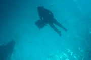 Nachstellung – Major Martins Leiche treibt auf dem Meer und ein Boot nähert sich.