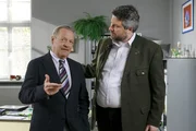 Der verdächtige Dr. Mertens (Fritz von Friedl) zeigt sich gegenüber Kommissar Stadler (Dieter Fischer) nicht entsetzt über den Tod seines Kollegen.