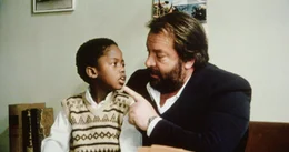 Inspector Rizzo (Bud Spencer, r.) mit seinem Adoptivsohn Bodo (Baldwyn Dakile)