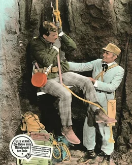 2. Professor Lindenbrook (James Mason, r.) und sein Assistent Alec (Pat Boone, l.) steigen zum Mittelpunkt der Erde hinab.