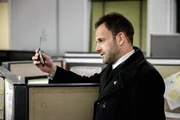 Trieb James Dylan vor Jahren mit seiner Befragung in die Enge, doch seine Ermittlungsmethoden werden heute vor dem Polizeigericht in Zweifel gezogen: Sherlock Holmes (Jonny Lee Miller) ...