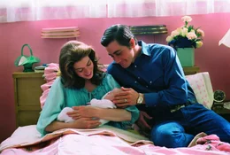 Auch Jack (Jake Gyllenhaal, r.) gr&uuml;ndet eine Familie mit der reichen Lureen (Anne Hathaway, l.). Dennoch kommt er nicht von Ennis los ...