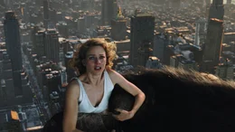 Mit der attraktiven Schauspielerin Ann Darrow (Naomi Watts) als Geisel fl&uuml;chtet der Riesenaffen auf das neu erbaute Empire State Building ...