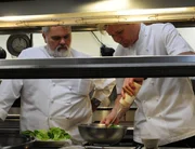Gordon Ramsay (r.)