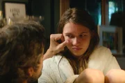 Mischko (Tom Beck) tröstet Maya (Anna-Lena Schwing), nachdem sie fast vom Kran gestürzt wäre.