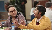 Howard plant anl&auml;sslich des Jahrestages seines ersten Dates mit Bernadette eine romantische &Uuml;berraschung. Leonard (Johnny Galecki, l.) und Raj (Kunal Nayyar, r.) sind fassungslos ...