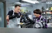 Howard (Simon Helberg, r.) ist au&szlig;er sich, als er Elon Musk (Elon Musk, l.) in der Suppenk&uuml;che trifft ...