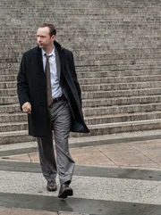 Nicht nur, dass Kokain in seinem Kofferraum gefunden wurde, Danny (Donnie Wahlberg) muss jetzt auch noch damit umgehen, dass ein Einbrecher die Waffe aus seinem Haus entwendet hat ...