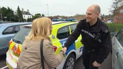 Der 50-jährige Rocco sucht seine Mutter und seine Schwester in England. Die Familie trennte sich, als Rocco zwölf Jahre alt war. Er beschloss damals, bei seiner Großmutter in Deutschland zu bleiben. Julia Leischik (l.) macht sich auf die Suche, damit Rocco seine Lieben endlich wieder in die Arme schließen kann ...